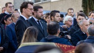 Hendrik Wüst (CDU, l-r), Ministerpräsident von Nordrhein-Westfalen, und Tim Kurzbach (SPD), Oberbürgermeister von Solingen, nehmen an der Gedenkveranstaltung für Mevlüde Genç teil.