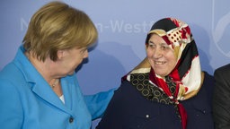  Mevlüde Genç neben Angela Merkel