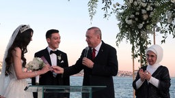 Der Präsident der Türkei spricht auf der Hochzeit von Fußballer Mesut Özil und seiner Ehefrau Amine Gülse