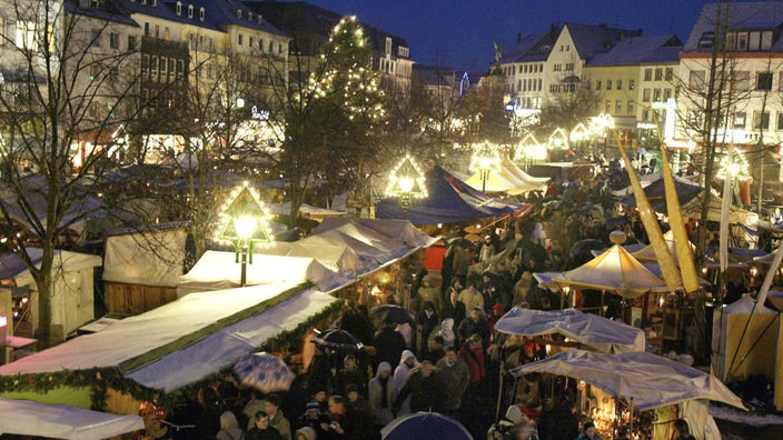 Der mittelalterliche Weihnachtsmarkt auf dem Marktplatz in Siegburg.