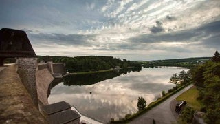 Eine Totale über die Möhnetalsperre und einem Stausee