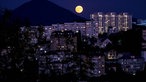 Ein Blick auf den Mond über der Stadt Sotschi und dem Berg Akhun.