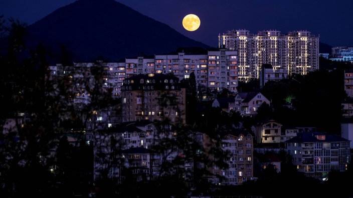 Ein Blick auf den Mond über der Stadt Sotschi und dem Berg Akhun.