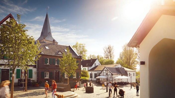 Spaziergänger in der Altstadt von Monheim am Rhein