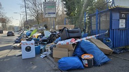 Müllberge vor dem Recyclinghof in Flingern