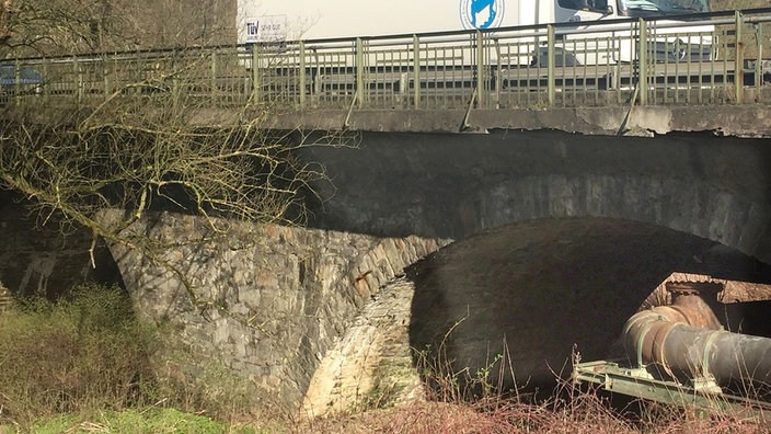 LKW auf maroder Lennebrücke