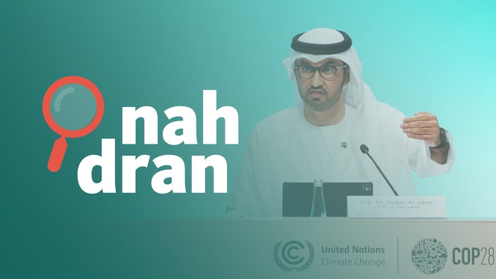 Das Bild zeigt den Präsidenten der Weltklimakonfernz in Dubai, Ahmed Al Jaber, daneben das Logo vom Podcast "nah dran". 