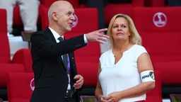 Nancy Faeser mit "One-Love"-Binde im Stadion, neben ihr steht der DFB-Chef Bernd Neuendorf