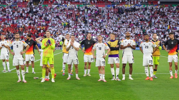 Die Mannschaft bedankt sich auf dem Spielfeld bei den deutschen Fans auf den Rängen nach dem EM-Aus