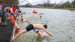 Schwimmer springt in denn Fluss