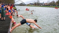 Schwimmer springt in denn Fluss