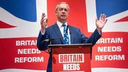 Nigel Farage steht am Rednerpult