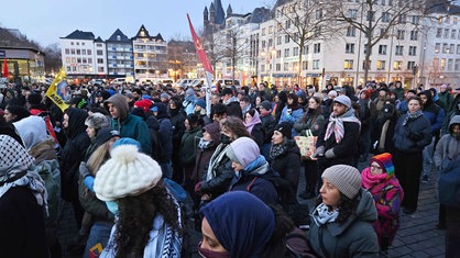 Viele Menschen haben sich versammelt