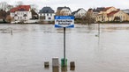 Blick auf einen überfluteten Parkscheinautomaten am Parkplatz ·Schlagde·, einem alten Umschlageplatz und Uferhafen der Weser