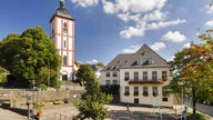 Marktplatz am Rathaus in Siegen, NRW und die Nikolaikirche