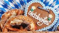 Lebkuchenherz mit der Schrift Oktoberfest und Brezeln