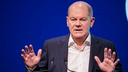  Olaf Scholz an einem Rednerpult