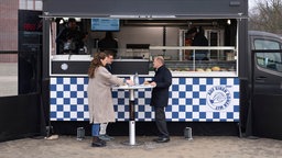 Olaf Scholz vor einem Dönertruck mit Robert Meyer und Carolin Bredendiek