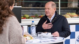 Olaf Scholz redet vor Dönertruck 