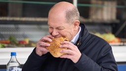 Olaf Scholz beißt in Döner 