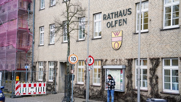 Das Rathaus der Stadt Olfen ist ein in die Jahre gekommmener, heller Klinkerbau. Direkt nebenan entsteht ein neuer Rathaus-Teil.