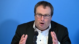 Oliver Kirscher spricht ins Mikrofon