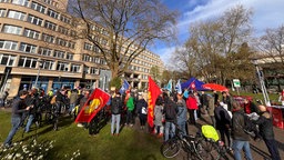 Teilnehmer mit Fahnen beim Ostermarsch in Essen