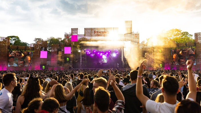 Spektakulärer Sonnenuntergang hinter der Hauptbühne beim Live Auftritt von DJ Alle Farben. Das Panama Open Air ist ein 2 Tage Festival für elektronische Musik