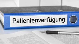 Aktenordner mit Patientenverfügung