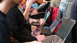 Mitglieder der Piraten mit Laptops 