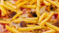 Pizza belegt mit Pommes