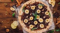 Pizza mit Schokolade und Banane