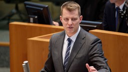 Henning Höne, Fraktionsvorsitzender der FDP Fraktion im Landtag von Nordrhein-Westfalen, spricht bei einer Plenarsitzung des NRW-Landtags