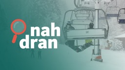 Menschen sitzen in einem Skilift in einer verschneiten Landschaft. Daneben das Cover des Podcasts "nah dran" mit einer kleinen orangenen Lupe