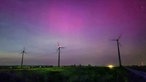 Polarlichter über Windrädern am Niederrhein