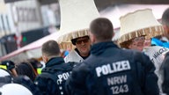 Polizisten gehen durch die Mengen