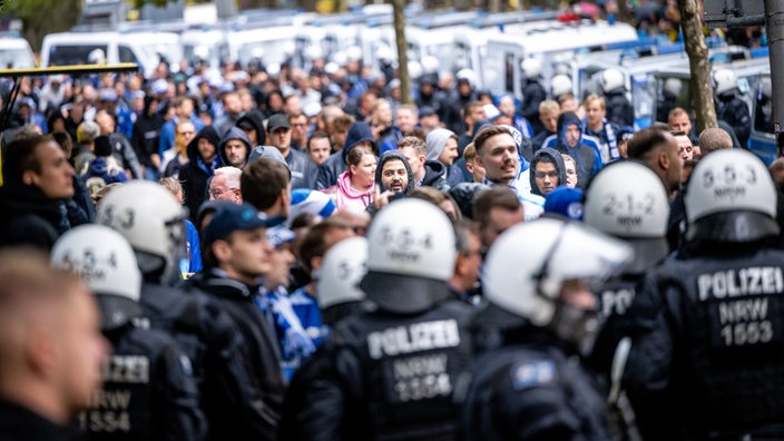 Fußball-Fans und Polizisten vor einem Spiel zwischen Borussia Dortmund und dem FC Schalke 04.