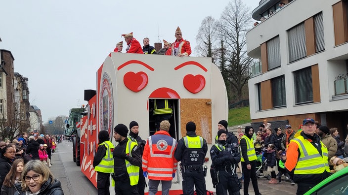 Medizinischer Notfall: Notarzt und Polizei vor einem Karnevalswagen in Mönchengladbach