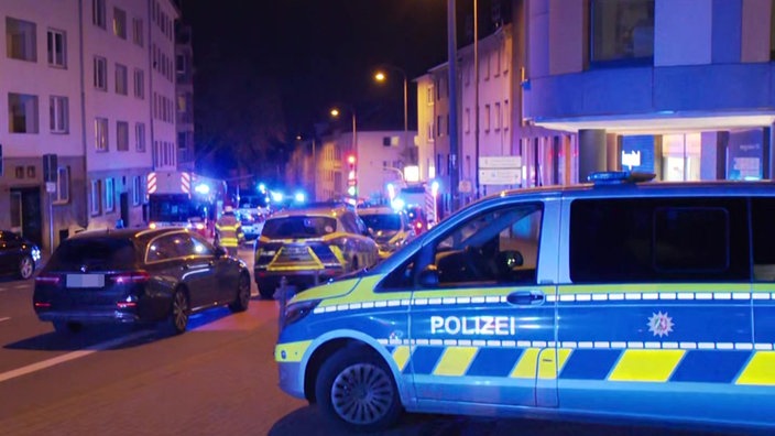 Polizei- und Feuerwehrwagen vor dem Luisenhospital