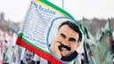 Fahne bei einer pro-kurdischen Demo mit Foto von Öcalan