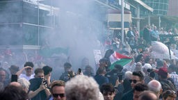 Pyrotechnik gezündet: Pro-palästinensischer Protest bei der Abschlusskundgebung der SPD für die Europawahl