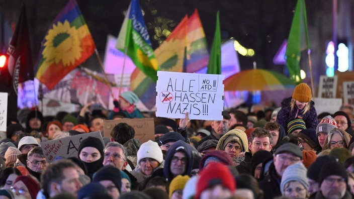 Menschen nehmen in Esse an einer Demonstration gegen Rechts und gegen die AfD teil