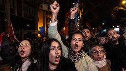 Menschen protestieren gegen die Verhaftung des Istanbuler Bürgermeisters Ekrem İmamoğlu.