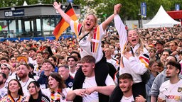 Public Viewing in Köln: Die Fans freuen sich