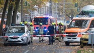 Einsatzfahrzeuge von Polizei und Feuerwehr stehen an der Bundesallee in Berlin-Wilmersdorf, wo eine Radfahrerin bei dem Verkehrsunfall mit einem Lastwagen lebensgefährlich verletzt wurde.