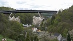 Sprengung der Talbrücke Rahmede, der Sprengstoff in den Brückenpfeilern explodiert, danach sinkt die Talbrücke wie geplant zu Boden.