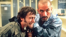 Schauspieler Ralf Richter (r) in einer Filmszene mit Oliver Korittke (l) in dem Film "Bang Boom Bang"