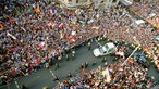  Papst Benedikt XVI. fährt im Papamobil während seines Besuches zum Weltjugendtag am Donnerstag (18.08.2005) durch die Kölner Innenstadt. Tausende Pilger säumen die Strecke