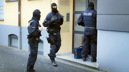 Polizei-Einsatzkräfte bei einer Razzia