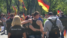 Auch Anhänger der rechten Szene kommen zu den Demos